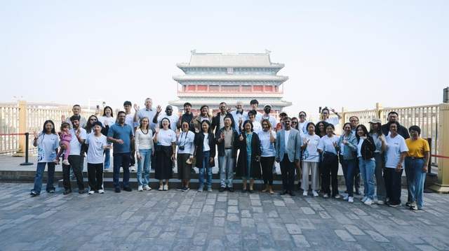 触摸千年脉动,共筑文明之桥——人类命运共同体国际智库论坛嘉宾开启北京中轴线文化体验之旅(图4) 触摸千年脉动,共筑文明之桥——人类命运共同体国际智库论坛嘉宾开启北京中轴线文化体验之旅(图4)