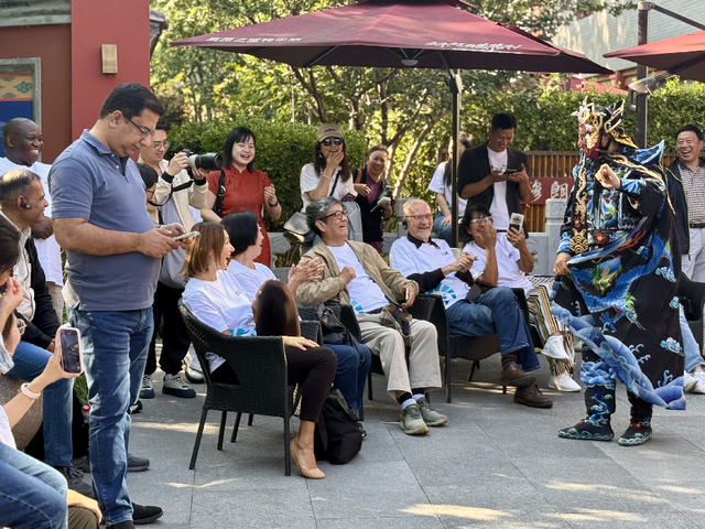 触摸千年脉动,共筑文明之桥——人类命运共同体国际智库论坛嘉宾开启北京中轴线文化体验之旅(图7) 触摸千年脉动,共筑文明之桥——人类命运共同体国际智库论坛嘉宾开启北京中轴线文化体验之旅(图7)