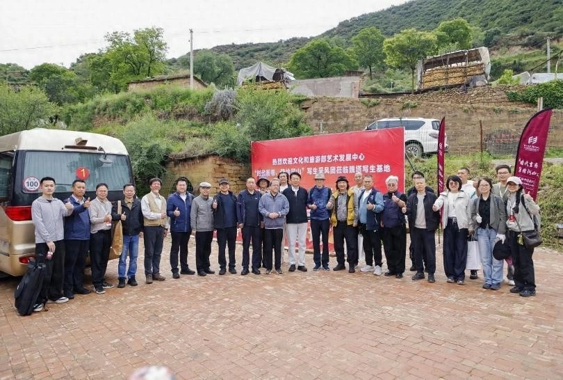 “时代画卷 笔绘河山”美丽中国系列主题绘画创作工程在陕西延安正式展开(图1) “时代画卷 笔绘河山”美丽中国系列主题绘画创作工程在陕西延安正式展开(图1)