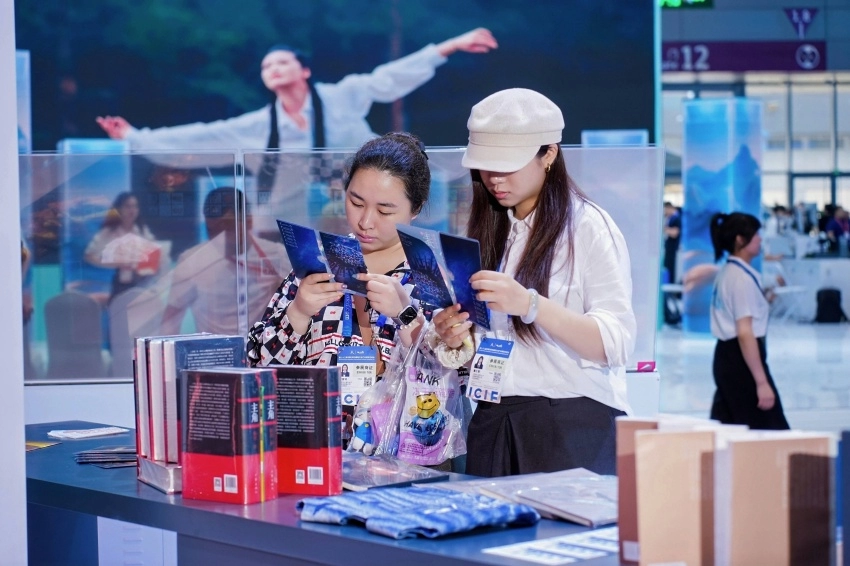 数智赋能交出靓丽答卷,第二十二届深圳文博会陕西展位彰显文化产业新活力(图4) 数智赋能交出靓丽答卷,第二十二届深圳文博会陕西展位彰显文化产业新活力(图4)