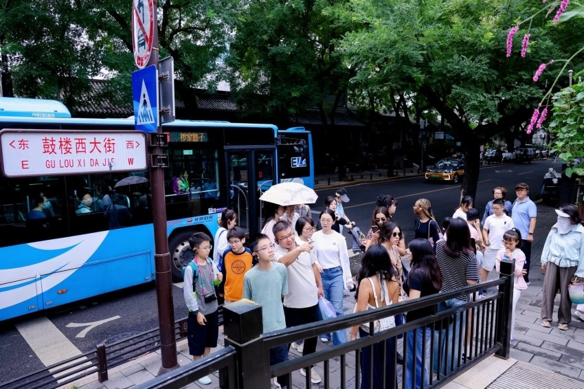 品读历史文脉 乐享街巷漫游——北京西城区启动2026“打卡鼓西 漫步斜街”文化消费活动(图4)