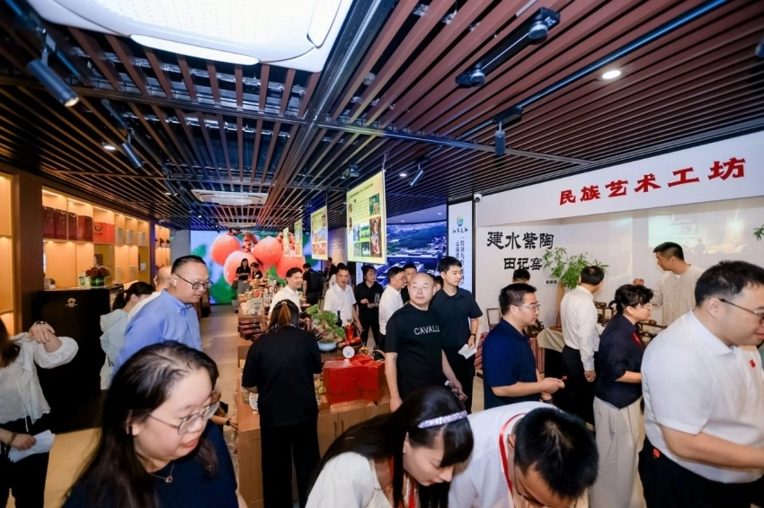 云南省红河哈尼族彝族自治州全国民族团结进步示范区建设成果展暨“红河九红”系列产品宣介活动在北京举办(图7) 云南省红河哈尼族彝族自治州全国民族团结进步示范区建设成果展暨“红河九红”系列产品宣介活动在北京举办(图7)