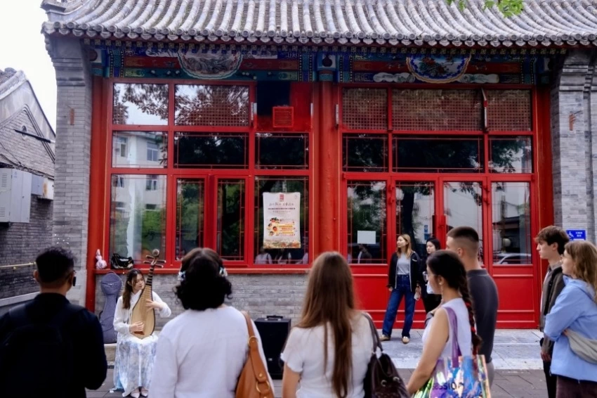 多国青年“赶集”八百年斜街——2026“打卡鼓西 漫步斜街”国际微市集成功举办(图7)